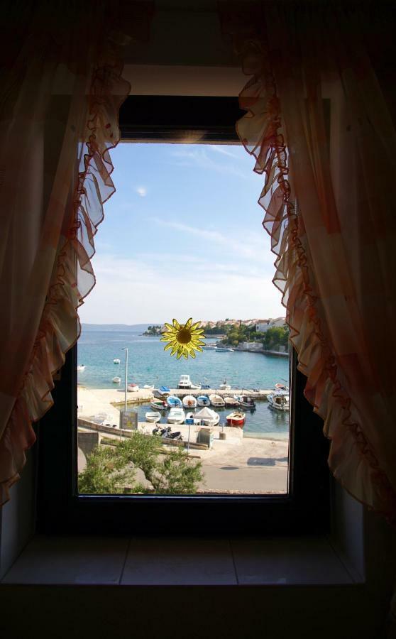 Apartmani Laura Trogir Exterior foto